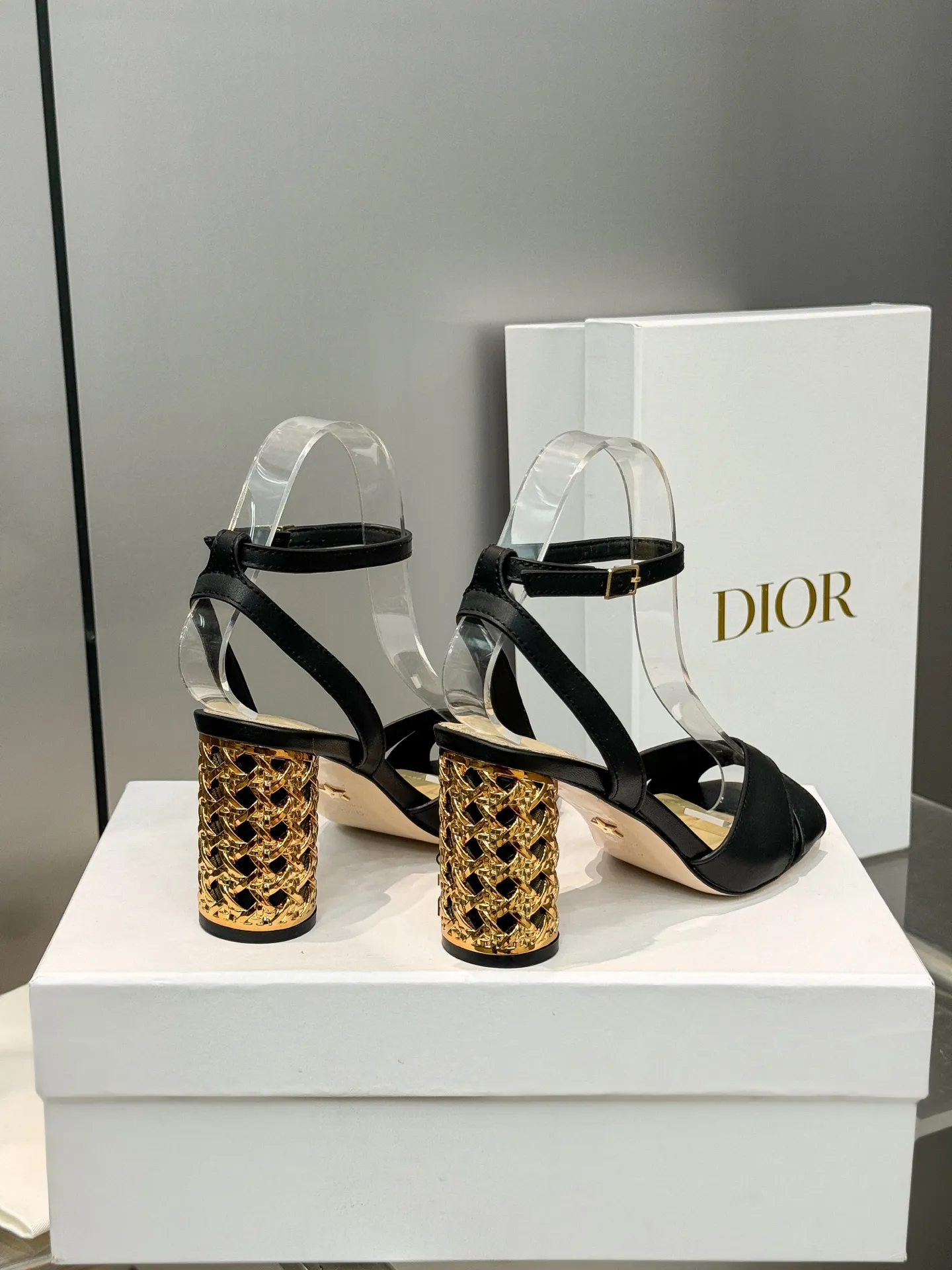 👟👟Ex-factory price 560👟👟 Dior 2024 autumn and winter new Icon series cylindrical heel ankle strap women's shoes CD star same style high-heeled round toe cross strap color matching sandals Material: imported full-grain calfskin upper + water-dyed sheepskin lining feet + Italian genuine leather outsole Heel height: 8.5CM Size: 35-42 Standard code (40.41.42. Customized, non-refundable)